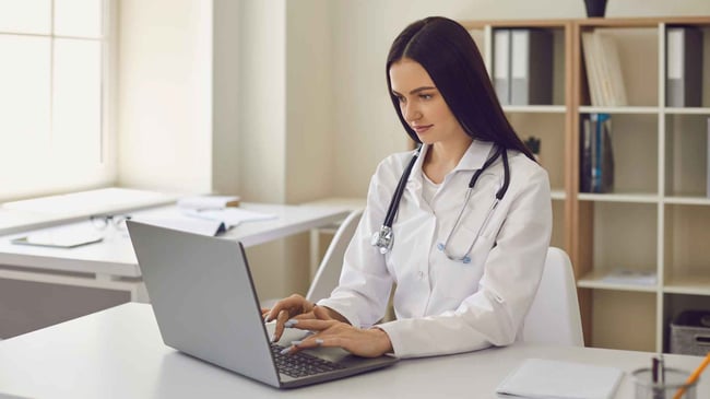 <span id="hs_cos_wrapper_name" class="hs_cos_wrapper hs_cos_wrapper_meta_field hs_cos_wrapper_type_text" style="" data-hs-cos-general-type="meta_field" data-hs-cos-type="text" >Licencia médica electrónica en Chile: cómo funciona y qué debe hacer el empleador</span>
